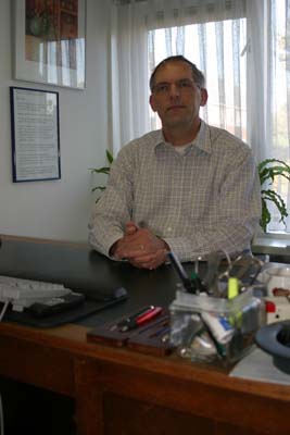 Jan Scholten op kantoor